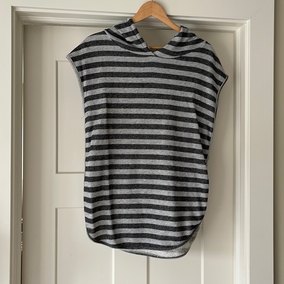 Sleeveless hoodie - Picture 1 of 3